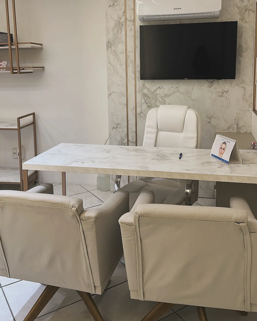 Consultório da Labella Odontologia Estética com mesa de mármore